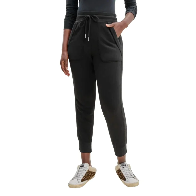 Break Fashion Norms Corinna Jogger In Black